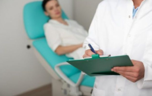 Wéi sicht wirksame Mëttel géint Schimmel an de Pedal